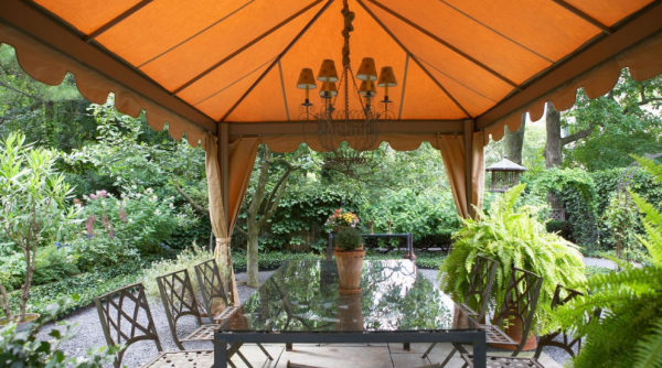 Taman dengan gazebo dan lampu gantung